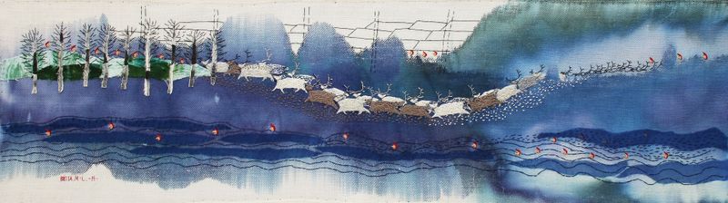 Britta Marakatt-Labba, Miljön kan inte vänta | The environment cannot wait, 2019, Stickerei auf Leinen, 21 x 80 cm. Mit freundlicher Genehmigung der Künstlerin und der Galerie Helle Knudsen